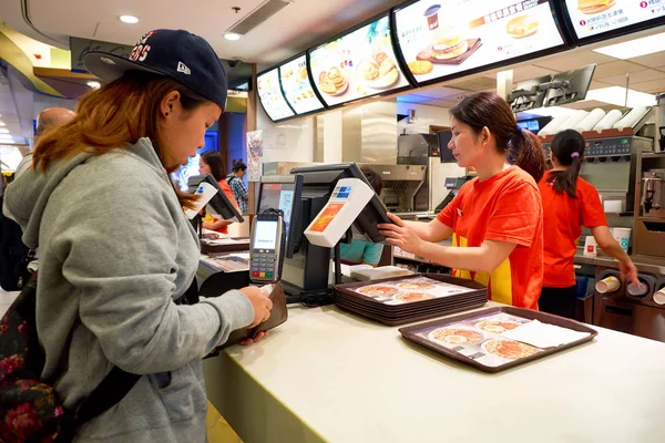 Man ordering at  McDonalds restaurant — Stock Photo, Image