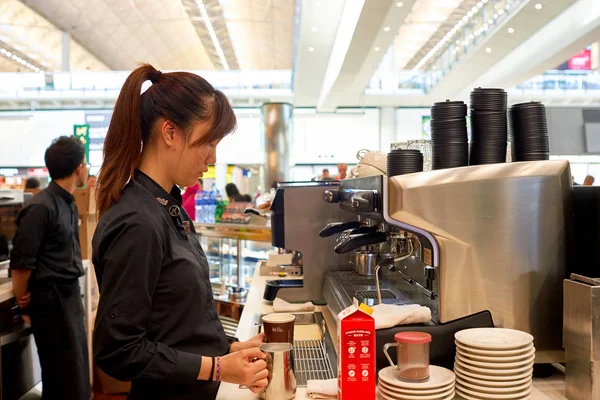 Barista kahve hazırlar