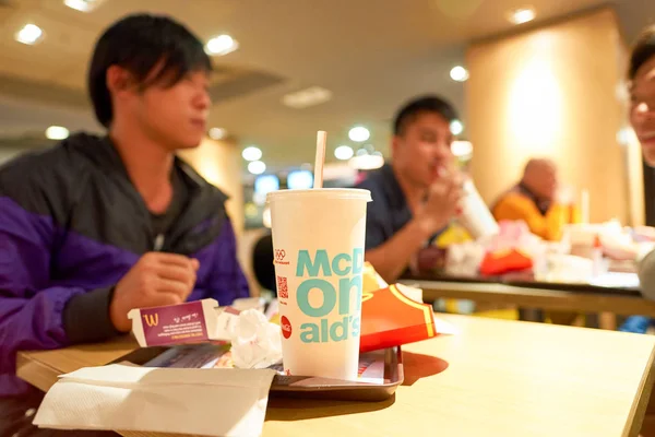 Comida e bebida no restaurante McDonalds — Fotografia de Stock