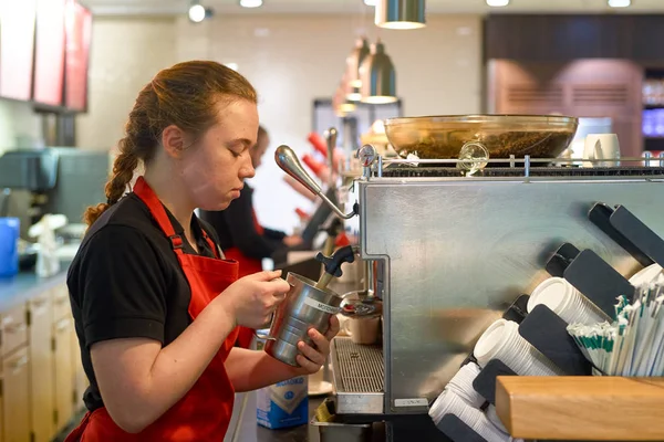 Бариста варит кофе в Starbucks — стоковое фото