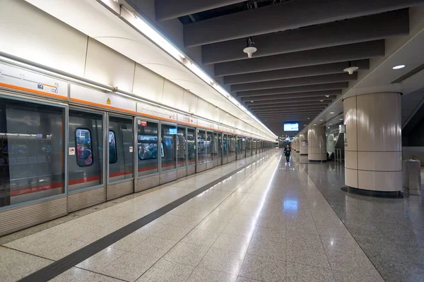 Train on platform in Hong Kong — Stock Photo, Image