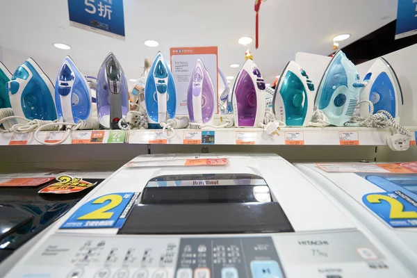 Planchas en la tienda electrónica en el centro comercial — Foto de Stock