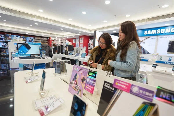 Tienda electrónica en el centro comercial — Foto de Stock