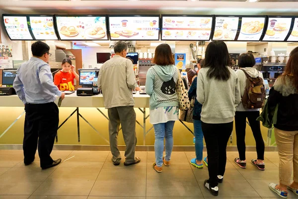 Folk som står i kø på McDonalds – stockfoto