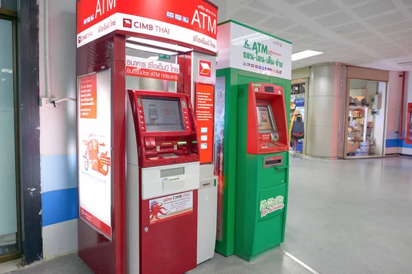 Distribuidores de dinheiro no Aeroporto Internacional de Phuket — Fotografia de Stock