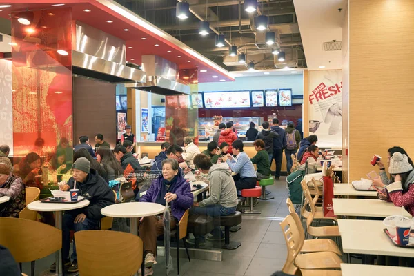 Les gens qui mangent dans le restaurant KFC — Photo