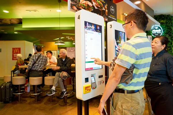 Selfservice bij Mcdonalds restaurant — Stockfoto