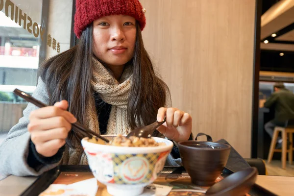 Mujer comiendo en Yoshinoya — Foto de Stock