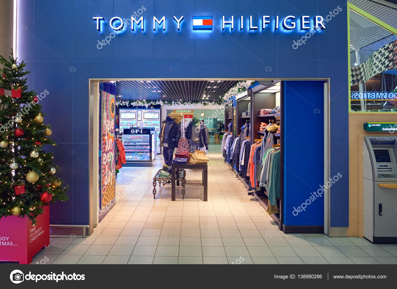 forfremmelse Brun Kollega Tommy Hilfiger store at Schiphol Airport – Stock Editorial Photo © teamtime  #138980286