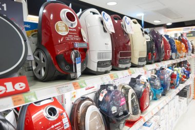 elektrik süpürgeleri elektronik mağazasında