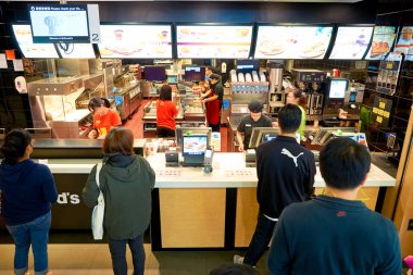 McDonalds sırasındaki duran insanlar