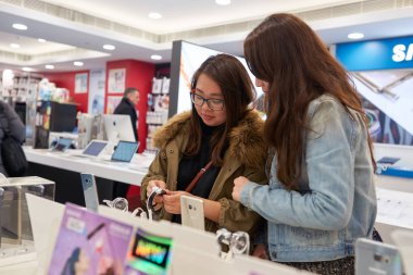 Elektronik mağazasında alışveriş merkezi