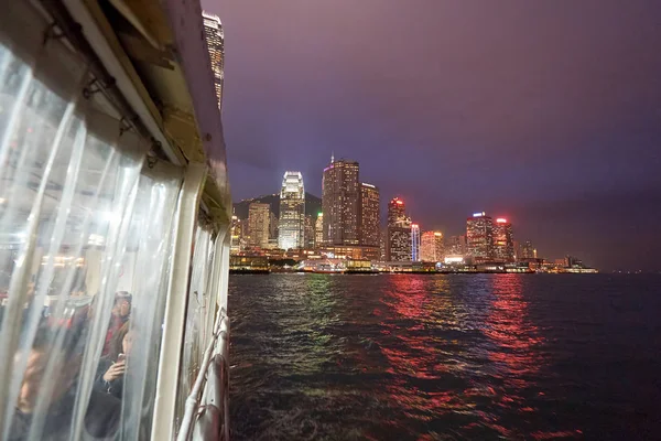 Vista de Hong Kong por la noche desde el río — Foto de Stock