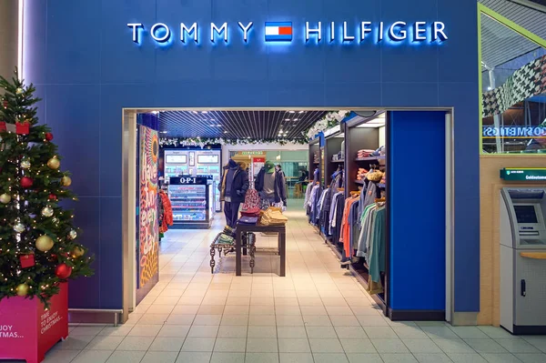 Tommy Hilfiger tárolja a Schiphol repülőtér — Stock Fotó