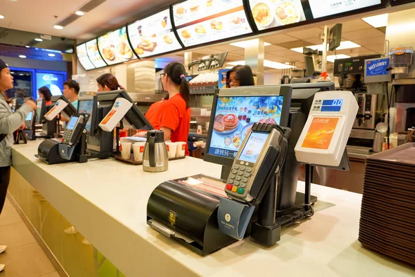 Serviço de balcão no McDonalds — Fotografia de Stock