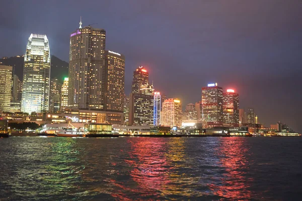 Pohled z Hong Kong v noci z řeky — Stock fotografie