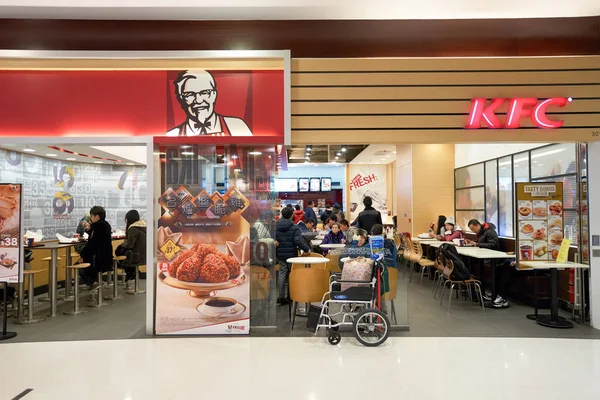 Persone che mangiano nel ristorante KFC — Foto Stock