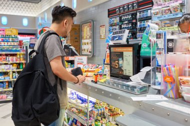 adam Purchaces 7eleven mağazasında yapma