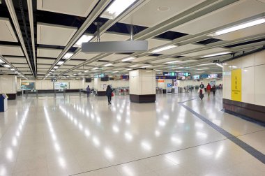 MTR istasyonuna yürüyüş insanlar