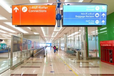 Dubai Uluslararası Havaalanı içinde insanlar