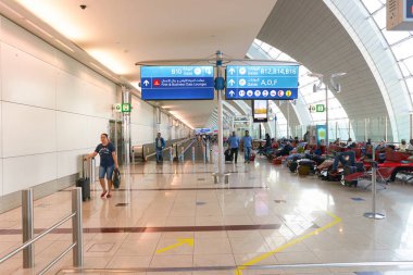 Dubai Uluslararası Havaalanı içinde insanlar