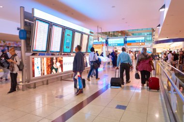 Dubai Uluslararası Havaalanı içinde insanlar