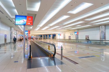 Dubai Uluslararası Havaalanı içinde insanlar