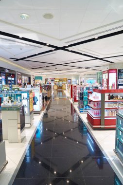 duty free mağazasında kozmetik