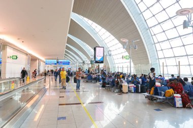 Dubai Uluslararası Havaalanı içinde insanlar
