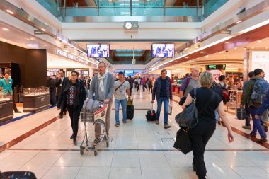 Dubai Uluslararası Havaalanı içinde insanlar