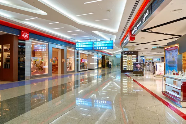 Airport interior and cosmetics store — Stock Photo, Image
