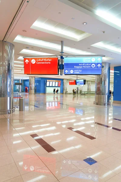 Люди в международном аэропорту Дубая — стоковое фото