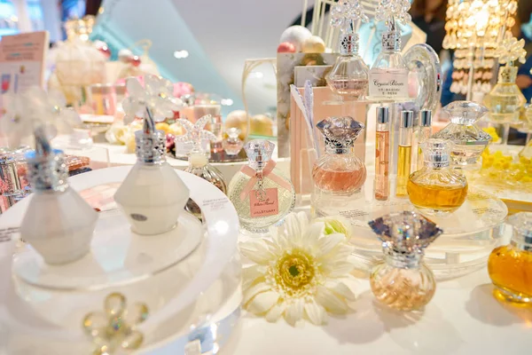 Samples of perfumes at Cosmetics store — Stock Photo, Image