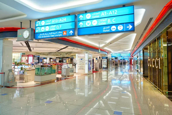 Geschäfte am internationalen Flughafen Dubai — Stockfoto