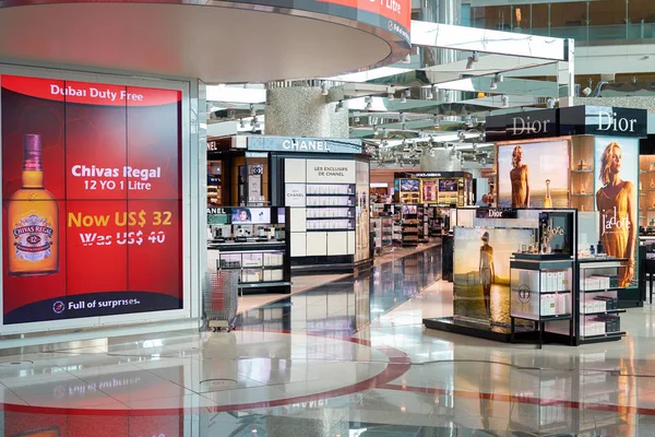 Cosmetica store op Dubai Airport — Stockfoto