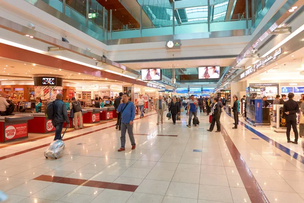 Personas dentro del Aeropuerto Internacional de Dubai — Foto de Stock