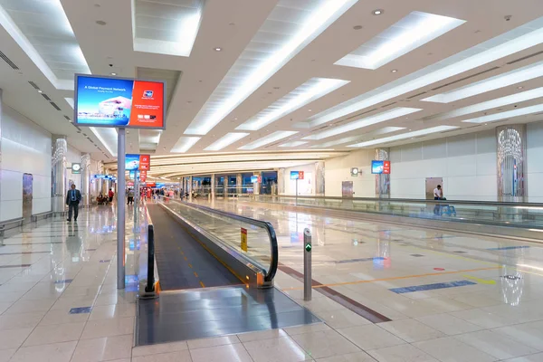 Pessoas dentro do Aeroporto Internacional de Dubai — Fotografia de Stock