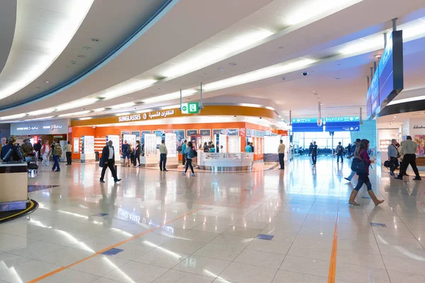 Persone all'interno dell'aeroporto internazionale di Dubai — Foto Stock