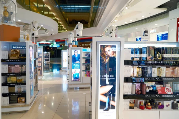 Duty free Cosmetics store — Stock Photo, Image