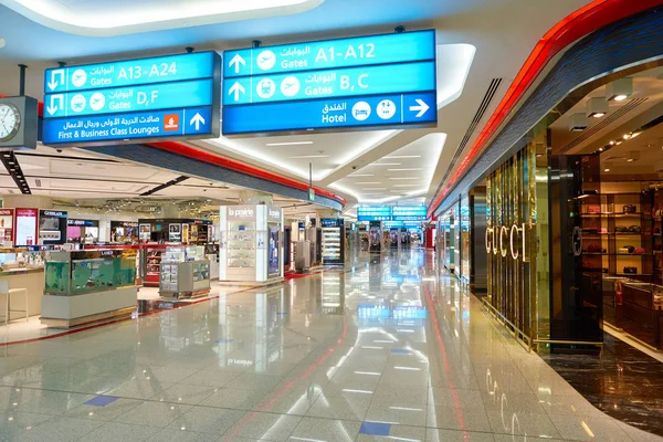 Tiendas en el Aeropuerto Internacional de Dubai — Foto de Stock