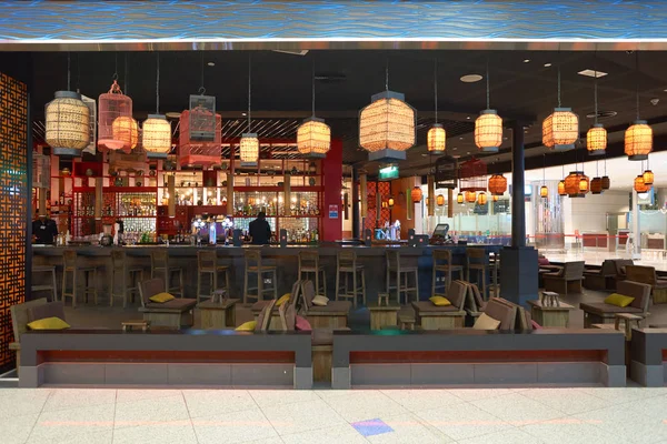 Food court all'aeroporto di Dubai — Foto Stock