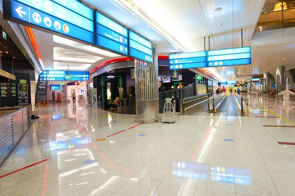 Интерьер в международном аэропорту Дубая — стоковое фото