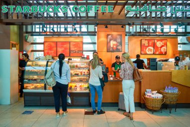 Starbucks kafede bekleyenler