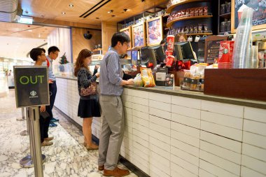 Starbucks'ta sipariş insanlar  