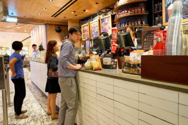 Starbucks'ta sipariş insanlar  