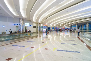 Dubai Uluslararası Havaalanı içinde insanlar