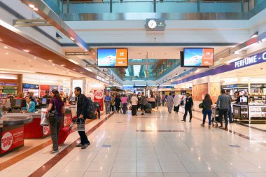 Dubai Uluslararası Havaalanı içinde insanlar