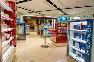 duty free mağazasında kozmetik