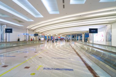 Dubai Uluslararası Havaalanı içinde insanlar