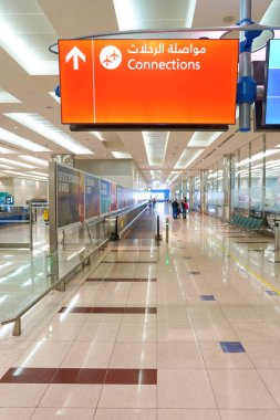 Dubai Uluslararası Havaalanı içinde insanlar